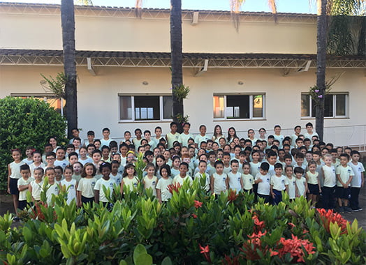 Alunos da escola apoiada pela Lucipharma